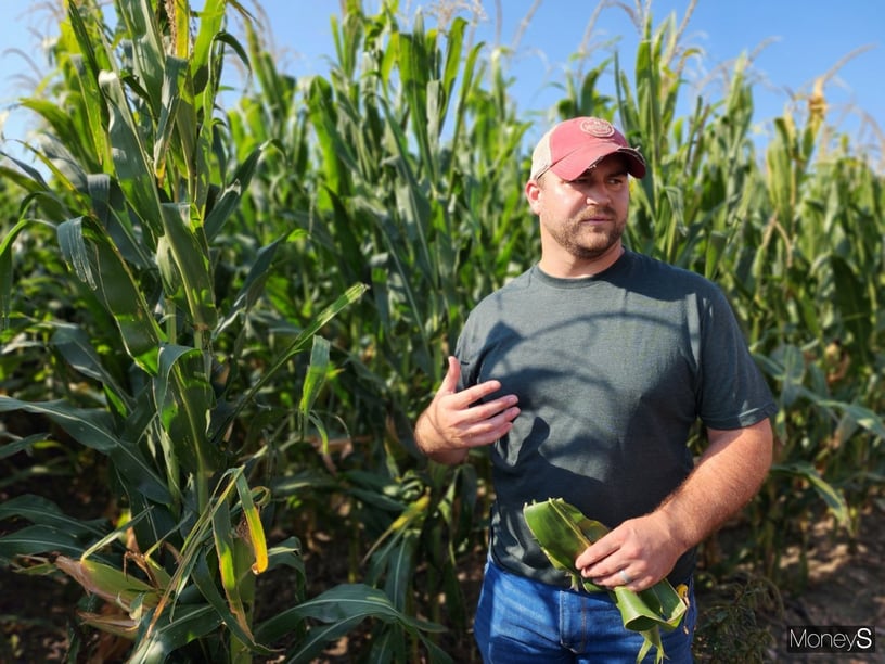 Michael Devan, the farm owner, explains how to grow corn. / Photo = Reporter Park Chan-gyu